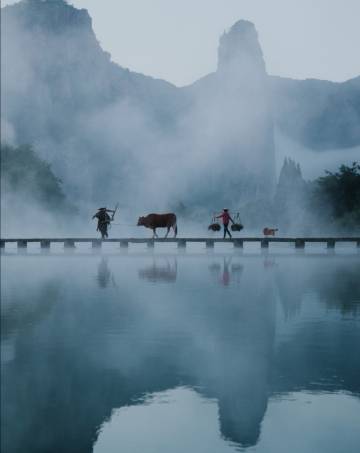 时人若问居何处，绿水青山是我家 