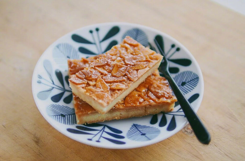 【法式焦糖杏仁酥饼】
“下层是酥酥的带着浓郁蛋黄味饼底 上层是香甜的带着嚼感的焦糖杏仁片 比想象简单 自己吃或者送人都超棒 好吃没商量”
菜谱作者@小小H_cheesequake