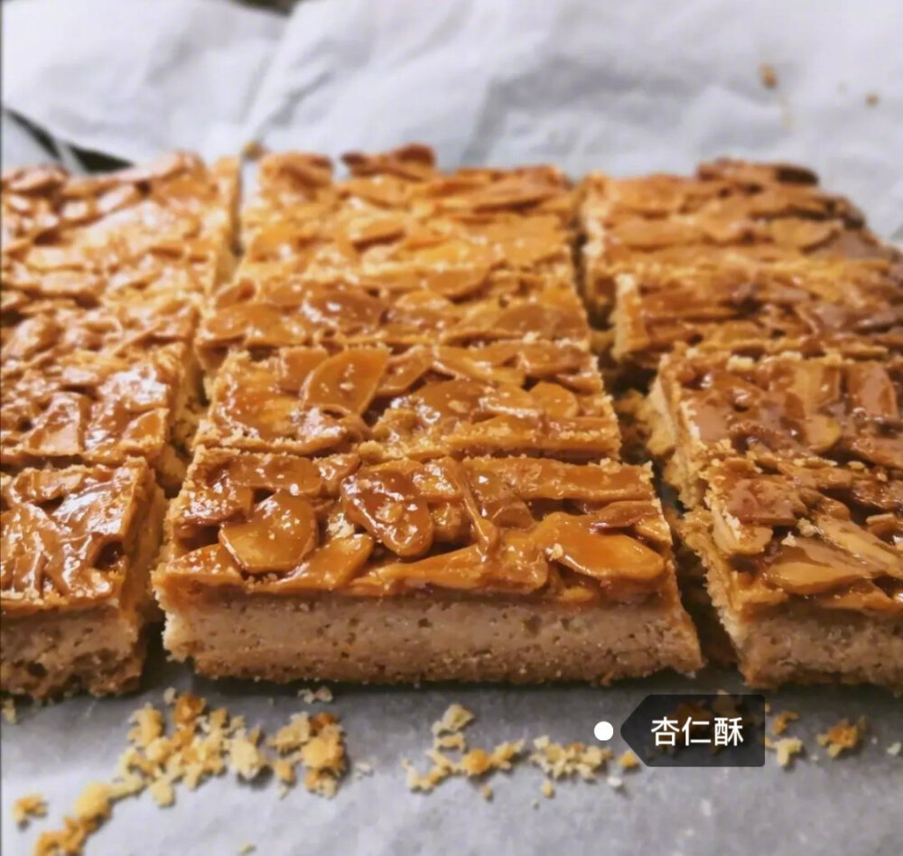 【法式焦糖杏仁酥饼】
“下层是酥酥的带着浓郁蛋黄味饼底 上层是香甜的带着嚼感的焦糖杏仁片 比想象简单 自己吃或者送人都超棒 好吃没商量”
菜谱作者@小小H_cheesequake