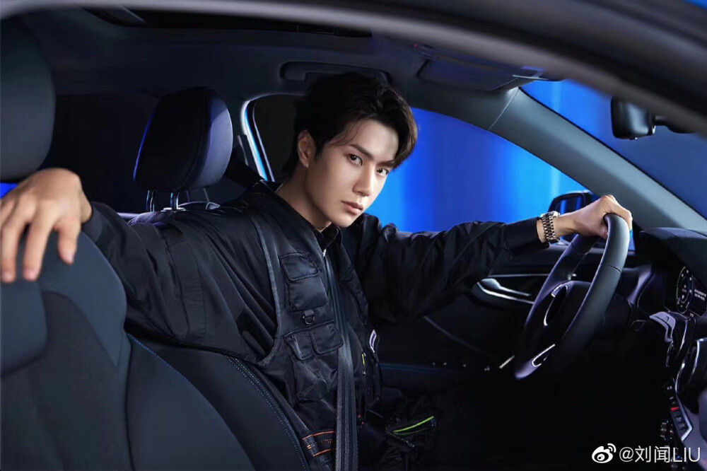 奥迪官拍：
耶啵. 来做副驾驶[来]
Audi Q2L家族强音大使@UNIQ-王一博
：刘闻（STUDIO YOUNG） ​​​