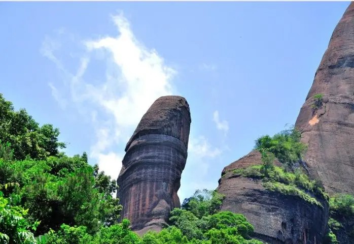 这座造型奇特的山峰位于广东丹霞山上，它的名字叫阳元石，很多人对于这座山峰都不陌生，毕竟它的地理位置十分的优越，相信但凡去郭丹霞山的人，都对它印象深刻吧。由于这座山峰是自然给予我们最好的礼物，因此这座山峰还被列入了《世界遗产名录》，并且还被称为：天下第一奇石。