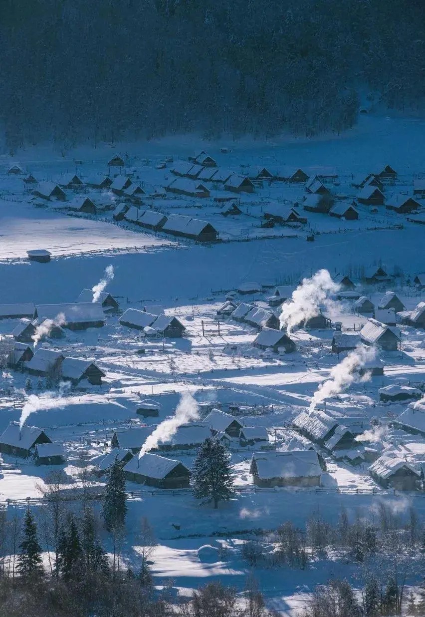 禾木，
住进被白雪包围的图瓦人家，
看袅袅的炊烟从烟囱中升起，
丝毫不输瑞士与雪乡的梦幻。