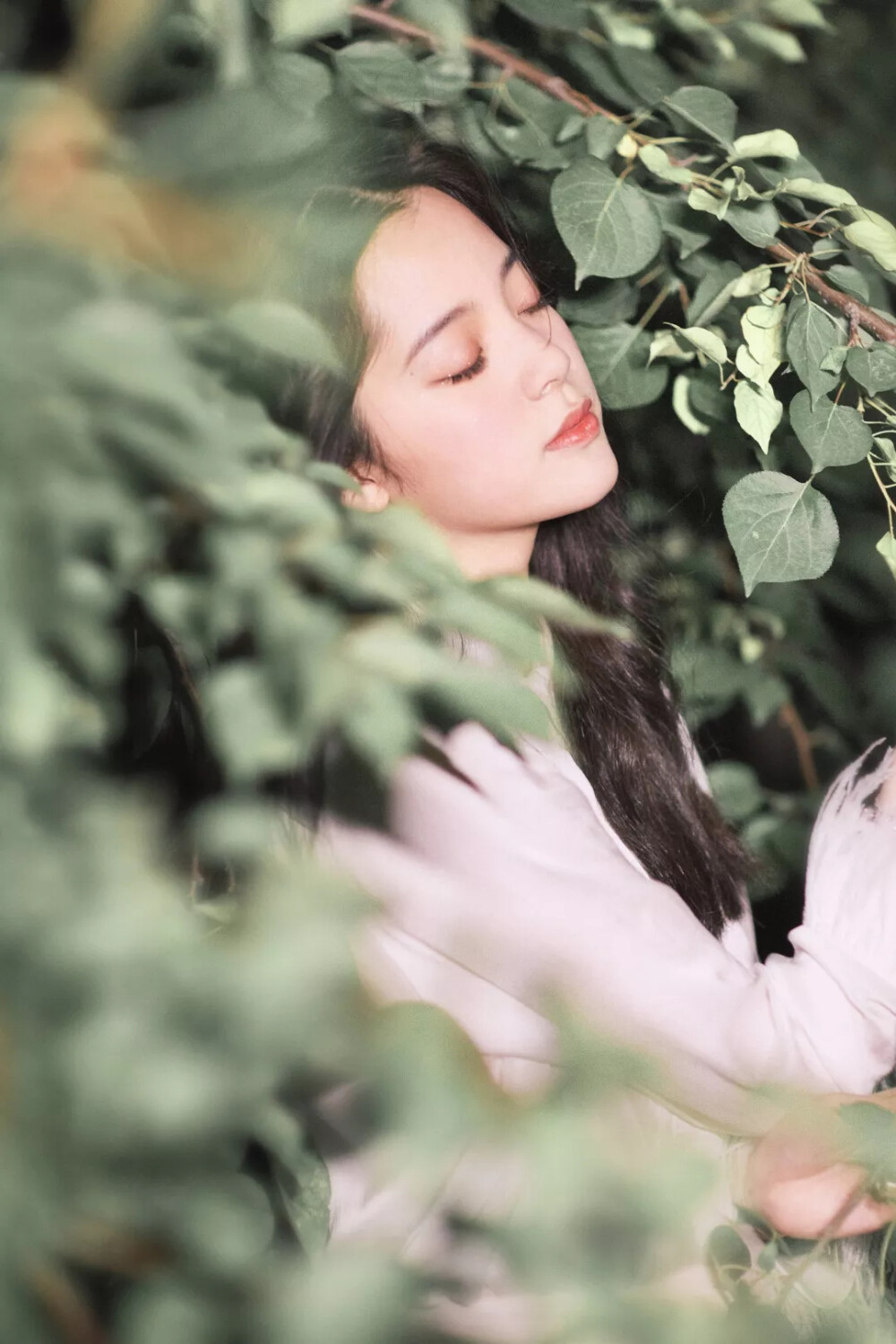 侧脸角度调整
花朵，叶子稍微遮挡
有互动感也很文艺