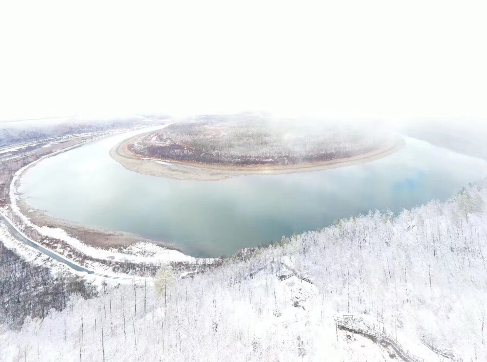 冬季就要去雪！
森林如大海般连绵起伏，辽阔的原野尽是白雪皑皑，冬天到漠河来一定要徒步，在海林雪原里感受下这里的天空蔚蓝，这里的空气清甜，脚下“咯吱”的声音仿佛来自天籁的音乐，感受一下寒冷，走一个过程会给你留下一生的回味，徒步穿越适合很多景点。
如果你没尝试过，在行程中徒步那么你的记忆库中可能就会少了一个难忘的部分…
这里让我们看到山的宁静，雪的洁白，山林馈赠丰厚，而这里的人们生活简单至极。
一路风景一路行，在行走的路上看黑龙江的浩瀚，苍茫的雪原，总会有一种恍惚，仿佛穿越了时空。