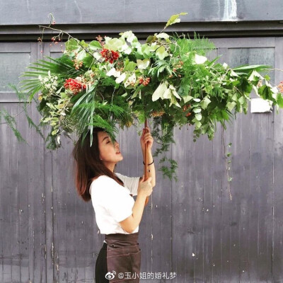 婚礼花艺丨花伞
举如此一把来自花仙子世界的花伞，从此保护你远离尘世忧虑，与美好作伴。[心]
✨Florist：Angelica Fleurs
