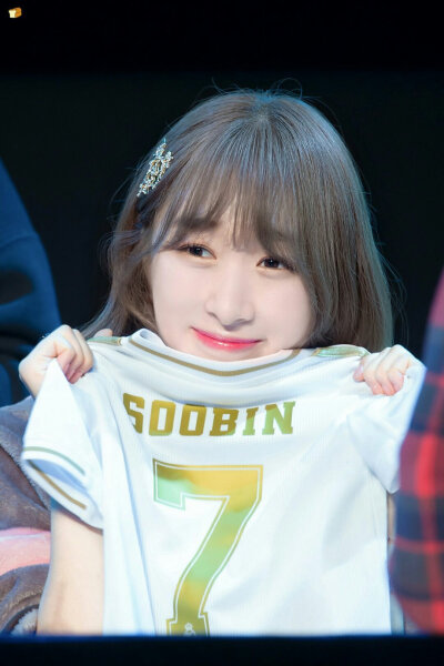 191112
建大签售会
超级可爱的水蜜桃秀彬啊，头上还带了颗桃子。