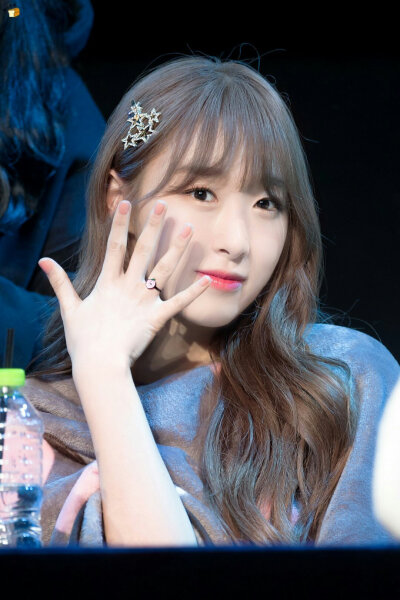 191112
建大签售会
超级可爱的水蜜桃秀彬啊，头上还带了颗桃子。