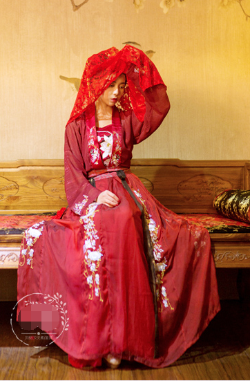 石榴半吐红巾蹙。待浮花、浪蕊都尽，伴君幽独。