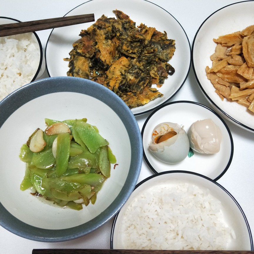 #蒜香莴笋+紫菜炒鸡蛋+炒腐竹+咸蛋# 两人食～