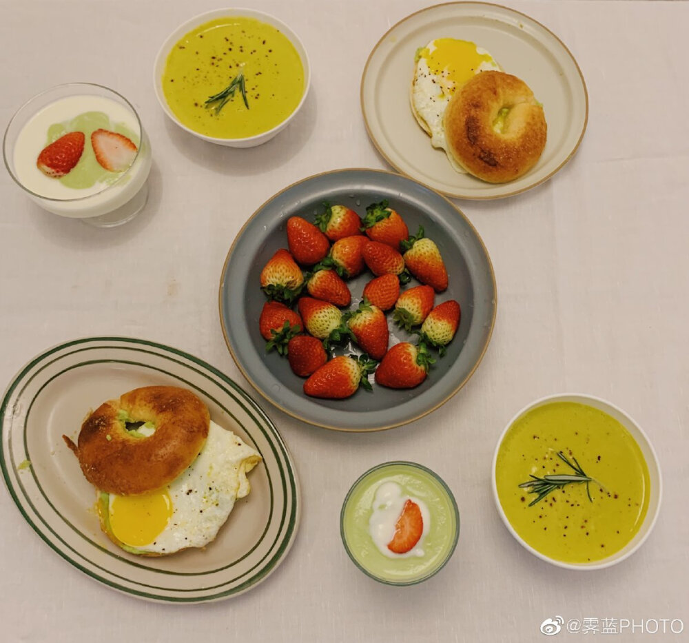 @CycleBreadLife 的芝士贝果里抹点牛油果+煎蛋@菌子食堂 家的松饼粉抹点酸奶+水果 还有贝贝南瓜做的南瓜浓汤 小白第一次做 留个纪念 嘻嘻 ​
cr@霁蓝PHOTO