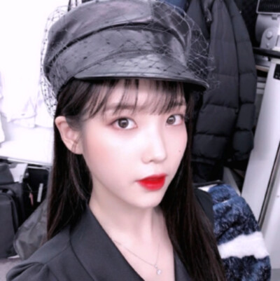 李知恩 IU。