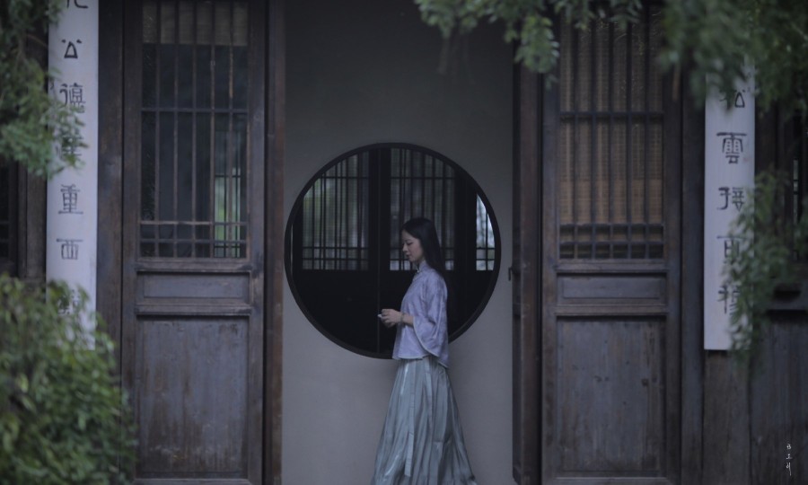 你說，
就山居於此吧。
胭脂用盡時，
桃花就開了。
cr@浮生引
#小雪# ​