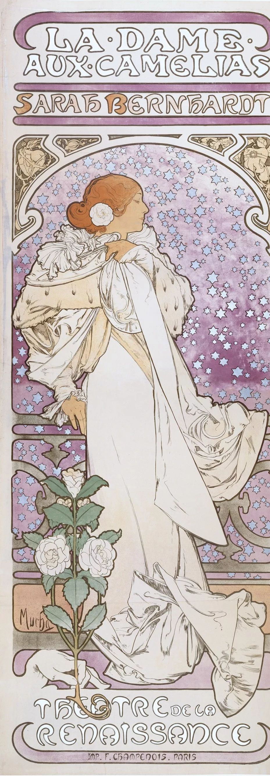 ▲ 《茶花女》1897年。左右上角分别有一颗荆棘包裹的心，意为这茶花女为爱伤感。左下方，一束山茶花被手擎住，极具设计感，更与女主人公耳朵上别着的山茶花交相呼应。