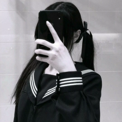 我是觉得 那些无关紧要的人对你说的闲言碎语 根本不值得一提 他们一点都配不上你浪费时间去生自己的气 丰富自己 提高自己的视野 就能遇到更同路的人
