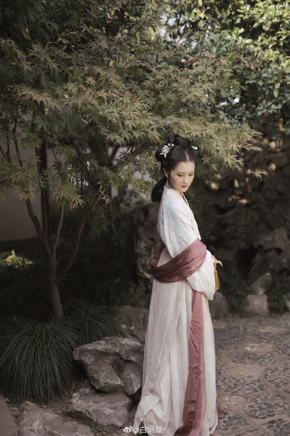 【深秋斑驳】
客片//
衣@簪花阁汉服工作室
摄影@白炳煌-
#杭州约拍##汉服# ​
