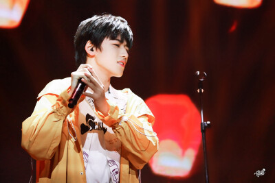 191123时代少年团出道&新歌首唱会
借我一个暮年 借我碎片
借我瞻前与顾后 借我执拗如少年
cr.mermann人鱼-宋亚轩 微博