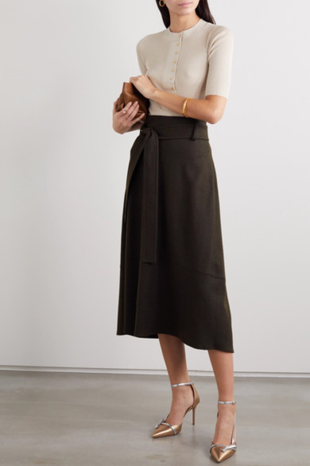 Malone Souliers 这款 “Josie” 高跟鞋诞生于意大利，采用富有光泽的金属感皮革，由能工巧匠手工制成，金银双色设计更添奢华风韵。单品配有尖鞋头和蝴蝶结缀饰，鞋跟纤细却依然稳健，易于驾驭。