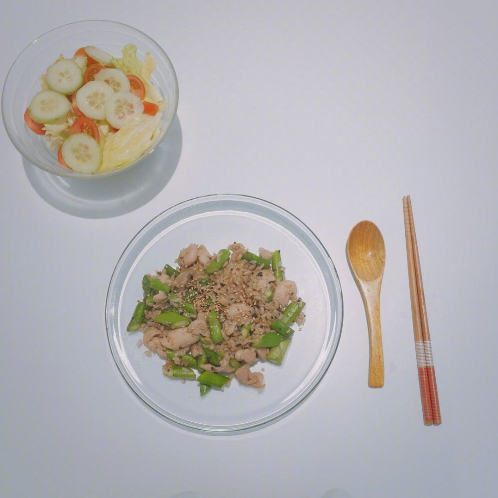 【芦笋鸡肉卷 X 芦笋鸡丁炒饭】
“芦笋细长又翠绿 每次去逛超市都忍不住买了一大把 用鸡胸肉卷芦笋 健康低脂又好味 剩下的芦笋还可以用来和鸡丁炒饭 鲜美爽口 一菜一饭轻松搞定午餐”
菜谱作者@鸡蛋花蒋蒋鸡蛋花