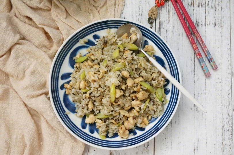 【芦笋鸡肉卷 X 芦笋鸡丁炒饭】
“芦笋细长又翠绿 每次去逛超市都忍不住买了一大把 用鸡胸肉卷芦笋 健康低脂又好味 剩下的芦笋还可以用来和鸡丁炒饭 鲜美爽口 一菜一饭轻松搞定午餐”
菜谱作者@鸡蛋花蒋蒋鸡蛋花