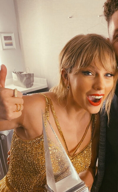 #2019全美音乐奖# 霉霉Taylor Swift最新全美音乐奖钢琴弹唱《Lover》！太美了，还有舞伴
AMA颁奖