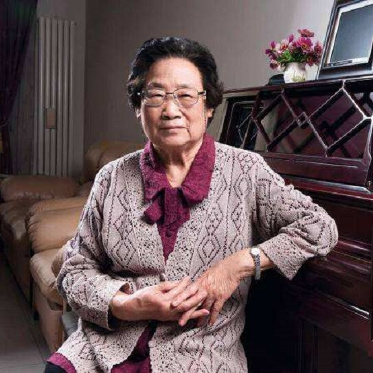 屠呦呦，女，汉族，中共党员，药学家。1930年12月30日生于浙江宁波，1951年考入北京大学，在医学院药学系生药专业学习。1955年，毕业于北京医学院（今北京大学医学部）。毕业后曾接受中医培训两年半，并一直在中国中医研究院（2005年更名为中国中医科学院）工作，期间前后晋升为硕士生导师、博士生导师。现为中国中医科学院的首席科学家，中国中医研究院终身研究员兼首席研究员，青蒿素研究开发中心主任，博士生导师，药学家，诺贝尔医学奖获得者，共和国勋章获得者。