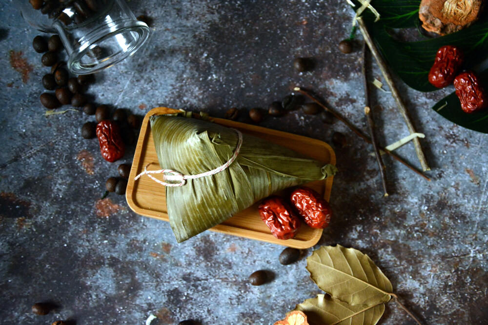 粽子 端午节 煮熟的 食物 食品 美味 甜的 中国食品 传统节日 中国节日 中国传统文化 中国传统美食 屈原 黏 软 江米 三角形 包装 叶子 竹叶 苇叶 静物 绿色 青色 糯米 枣 大枣 红枣 干枣 红色 滋补 咖啡豆 饮品 热饮 香醇 木托盘 蜡烛 香薰 枯枝 枯叶 玻璃瓶 芭蕉叶 玻璃瓶
