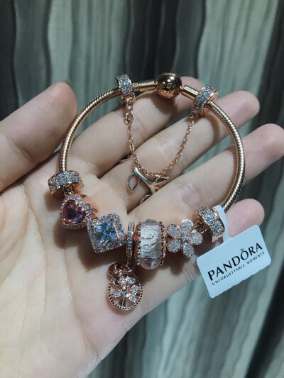 PANDORA潘多拉·玫瑰金手链 成品链
发货实拍
小潘潘玫金手串
