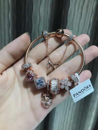 PANDORA潘多拉·玫瑰金手链 成品链
发货实拍
小潘潘玫金手串
