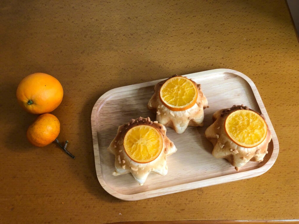 【香橙卡士达星星包】
“柔软的面包体、香甜的香橙片、丝滑清爽不腻的卡士达酱、再加上颗粒感的蜜豆，好吃到想哭~”
菜谱作者：恬子tianzi