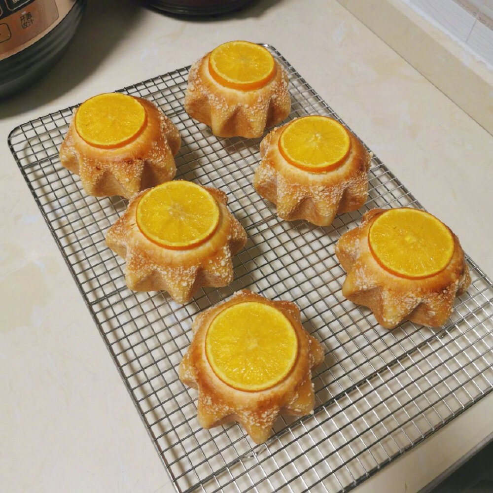 【香橙卡士达星星包】
“柔软的面包体、香甜的香橙片、丝滑清爽不腻的卡士达酱、再加上颗粒感的蜜豆，好吃到想哭~”
菜谱作者：恬子tianzi