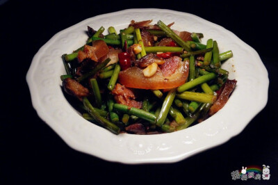 【爆炒蒜苗腊肉/腊肠 】
“每一年的冬季家里都会做腊肠 腊肉 熏鸡鸭 肘子 猪脚 牛肉 从小到大百吃不厌的就是一条条肥而不腻的腊肠 每一片浓厚的腊肠背后承载了多少童年的记忆 一把蒜苗 少许蒜叶 从酸坛子…