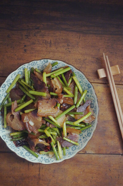 【爆炒蒜苗腊肉/腊肠 】
“每一年的冬季家里都会做腊肠 腊肉 熏鸡鸭 肘子 猪脚 牛肉 从小到大百吃不厌的就是一条条肥而不腻的腊肠 每一片浓厚的腊肠背后承载了多少童年的记忆 一把蒜苗 少许蒜叶 从酸坛子…