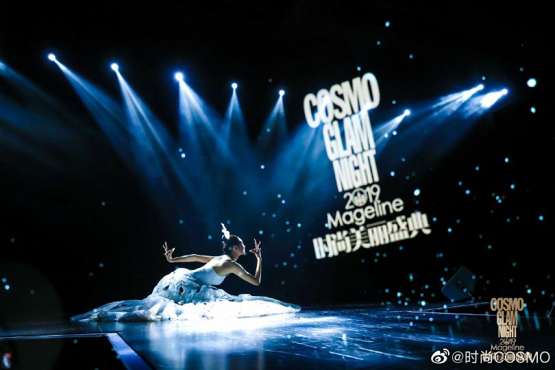 2019#COSMO时尚美丽盛典##时尚即传承#孔雀，象征灵动圣洁、优雅美好、自由和平… 由@杨丽萍 老师的传承人-白兔领舞，为大家带来《雀之灵》，静静感受在纤细与柔美之间，迸发出的生命激情。 ​​​