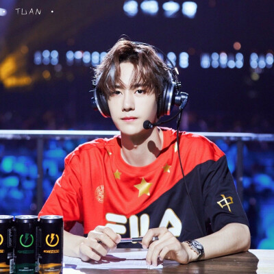 180817 KOD街舞世界杯 ​​​截修 @UNIQ-王一博 cr:logo（出圈图）