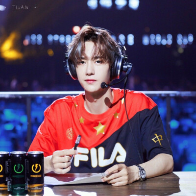 180817 KOD街舞世界杯 ​​​截修 @UNIQ-王一博 cr:logo（出圈图）