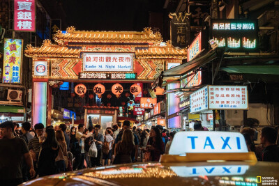 夜市
饶河街夜市是一个美食迷宫，商店里堆满了古玩，灯火通明。饶河街夜市是台北最古老、最受欢迎的夜市之一。摄影：HANNAH REYES MORALES