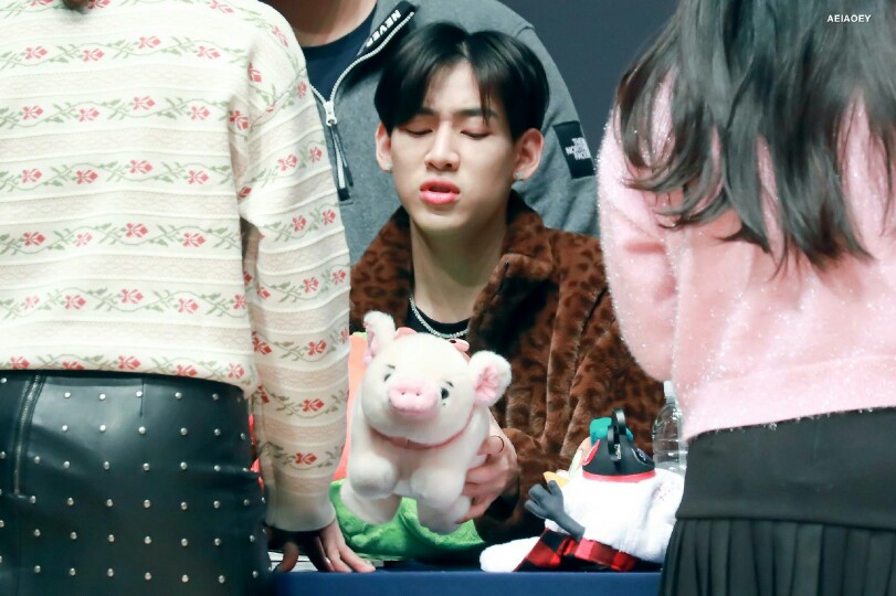 BamBam，全名Bambam Kunpimook Bhuwakul，1997年5月2日出生于泰国曼谷，在韩国发展的泰国籍男歌手、演员，男子演唱团体GOT7成员之一。2007年在泰国举办的“Rain Cover Dance“比赛中获得冠军，被韩国JYP娱乐公司星探挖掘。2012年参演电影《追凶》。2013年参与JYP与YG娱乐公司共同制作的电视节目《WHO IS NEXT:WIN》。2014年1月以演唱团体GOT7正式出道。