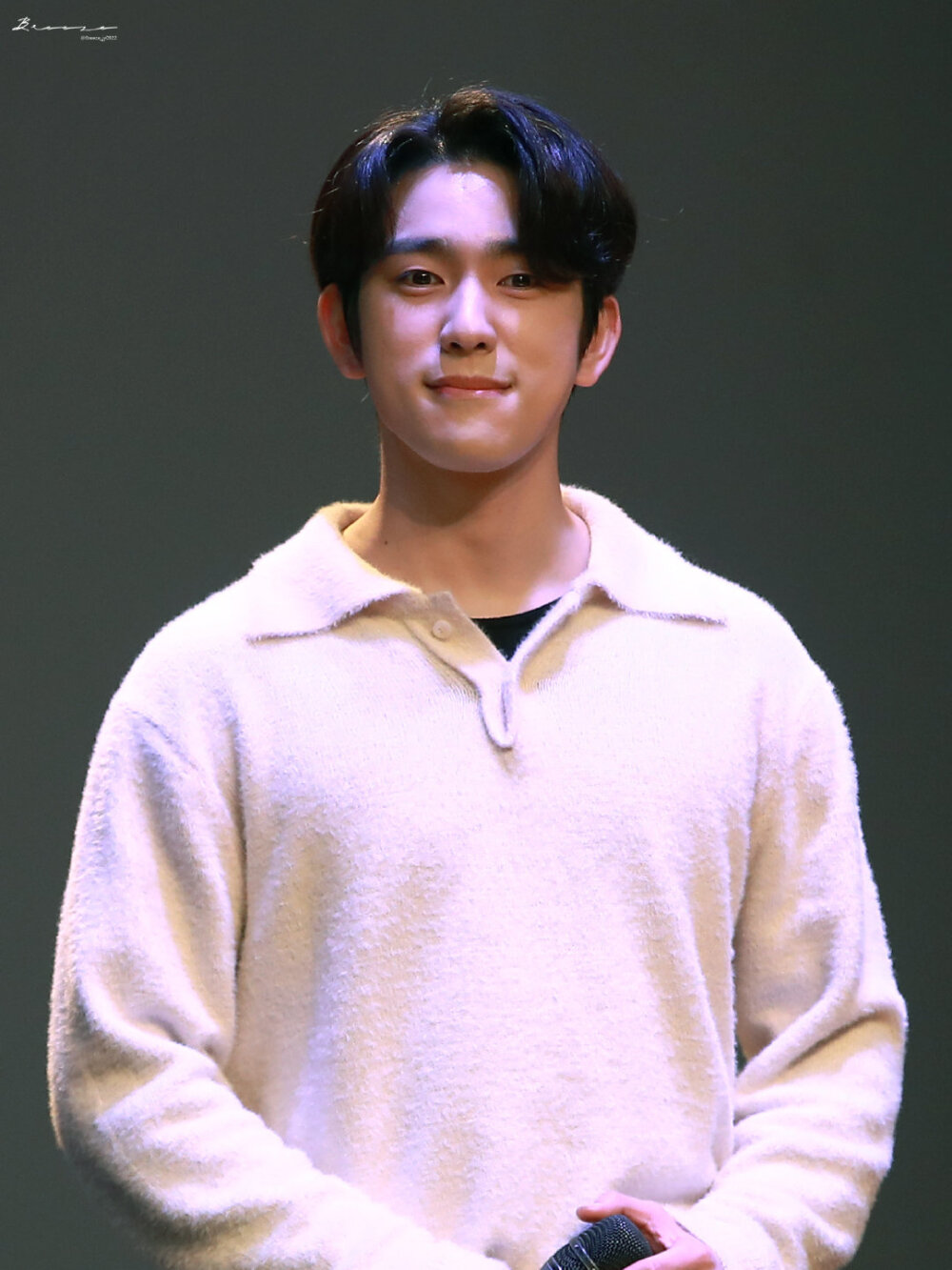 朴珍荣（Jinyoung），1994年9月22日出生于韩国庆尚南道昌原市。韩国歌手、演员，韩国男子组合GOT7成员。2009年，获得JYP Entertainment公开选秀第一名 ；2012年1月，出演KBS电视剧《Dream High2》，以演员身份出道 ；5月，以男子组合JJ Project进军歌谣界，发行单曲《Bounce》，以歌手身份出道 ；2013年4月，出演MBC电视剧《当男人恋爱时》 ；2014年1月，以GOT7组合成员出道，发行首张迷你专辑《Got it》。2015年5月，确定出演JTBC金土剧《亲爱的恩东啊》，饰演男主角池恩浩（朱镇模饰）的10代角色 。