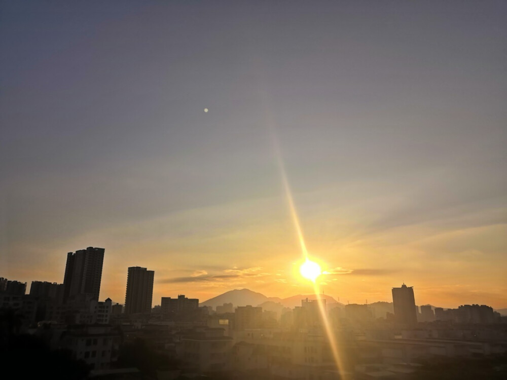 日出日落
记录每天的景色
生活不止眼前的鸡飞狗跳
还有抬头看得见的美景