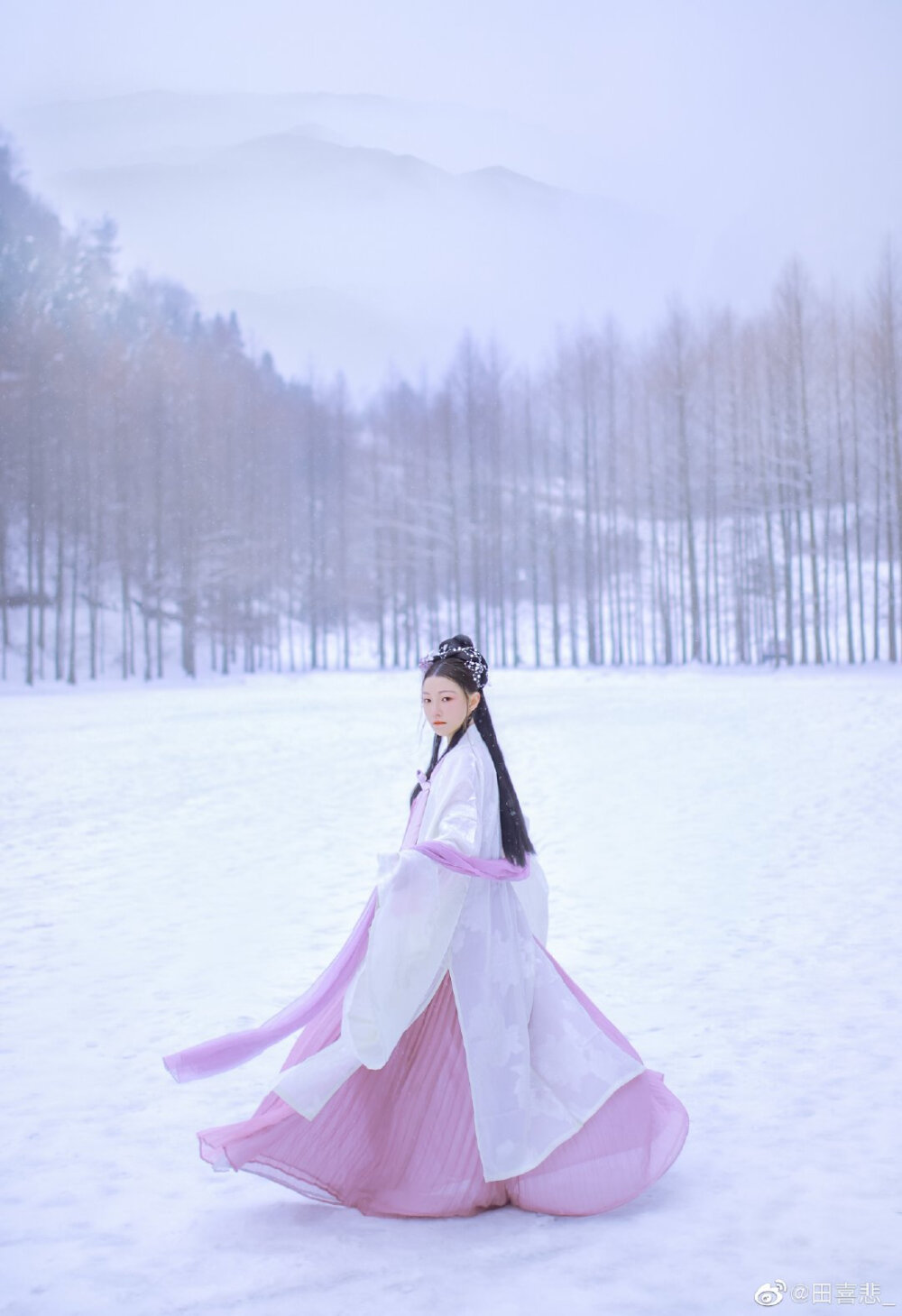 #西安约拍##西安汉服写真##西安约拍推荐#
冬
—— 淡淡窗前雪，凌凌风下掠，
衣锦花轻，薄云忽而惊。
摄影后期 / @田喜悲_
出镜文案 / @岁岁初棠 