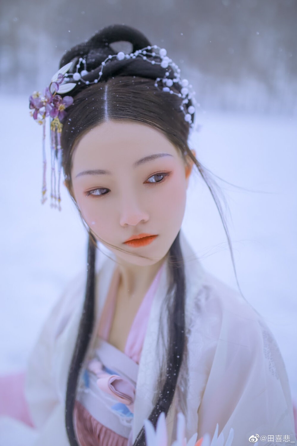 #西安约拍##西安汉服写真##西安约拍推荐#
冬
—— 淡淡窗前雪，凌凌风下掠，
衣锦花轻，薄云忽而惊。
摄影后期 / @田喜悲_
出镜文案 / @岁岁初棠 