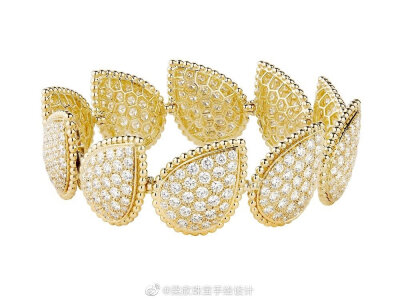 Boucheron 推出 Serpent Bohème 系列新一季作品，设计元素依然以「蛇」（Serpent）为主题，风格抽象而简洁。新作以「红玛瑙」为主石，搭配金珠镶边与立体的蛇鳞纹，充满热烈的节日氛围。 ​