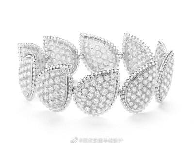 Boucheron 推出 Serpent Bohème 系列新一季作品，设计元素依然以「蛇」（Serpent）为主题，风格抽象而简洁。新作以「红玛瑙」为主石，搭配金珠镶边与立体的蛇鳞纹，充满热烈的节日氛围。 ​