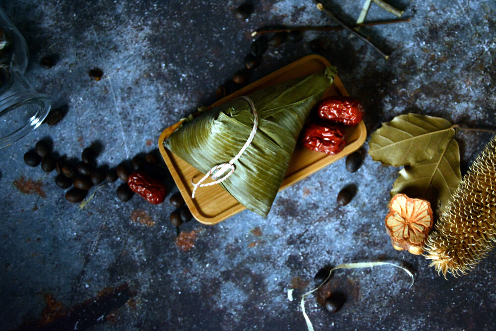 粽子 端午节 煮熟的 食物 食品 美味 甜的 中国食品 传统节日 中国节日 中国传统文化 中国传统美食 屈原 黏 软 江米 三角形 包装 叶子 竹叶 苇叶 静物 绿色 青色 糯米 枣 大枣 红枣 干枣 红色 滋补 绿豆 豆类 绿色 杂粮 咖啡豆 饮品 热饮 香醇 木托盘 麦穗 小麦 成熟的 筷子 中国餐具 玻璃咖啡罐 冰块 凉 枯叶 植物
