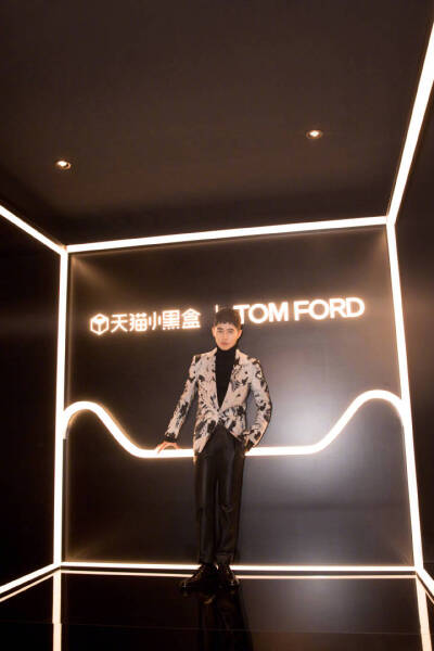 刘昊然 TOM FORD品牌彩妆形象大使营业，全套Tom Ford服饰上阵，印花西服加黑色高领衫，矜贵少年气质~