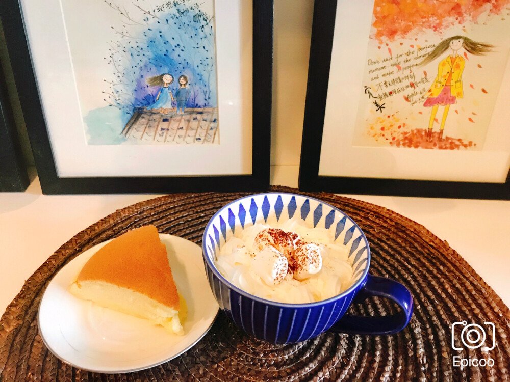 摩卡咖啡配海绵蛋糕，下午茶完美