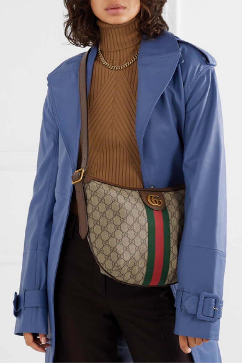 它采用印有品牌标志的涂层帆布于意大利精制而成,并