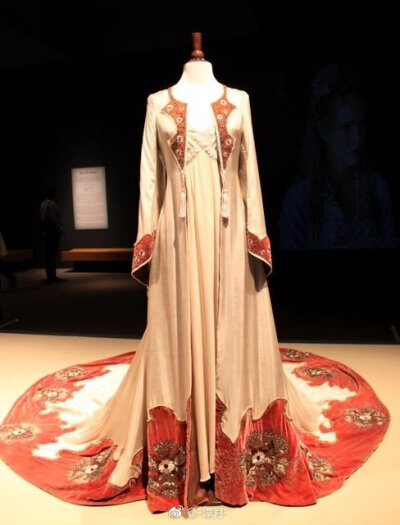 服装｜Dress designed by Silvia Llewelyn Davies, worn by Kate Winslet in Finding Neverland (2004)