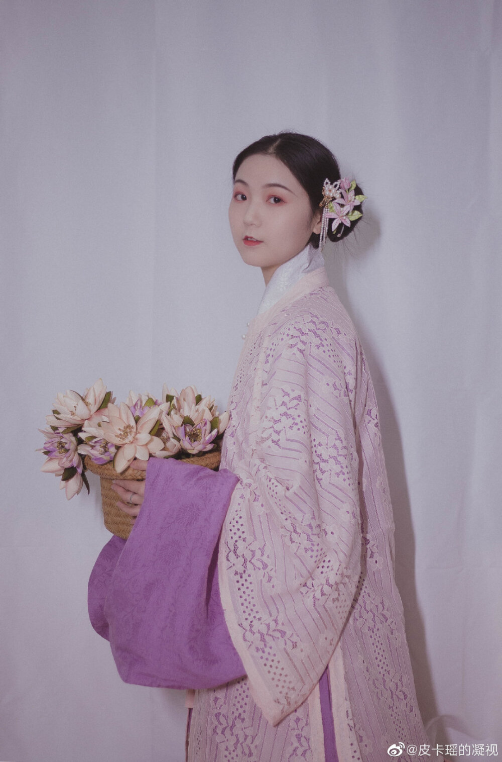 没有主题的突然更新 当是展示一下最近又精进了一点点的蚌珠头手法吧
——————————
上袄：来料（布料@平乐的杂货店 ）
半袖：来料
下裙：酡颜@卿铭传统服饰
缠花：@陆离安歌
梅花珠链：@霁月斋录
——————————
所以啥时候录梳头教程呢
cr@皮卡瑶的凝视