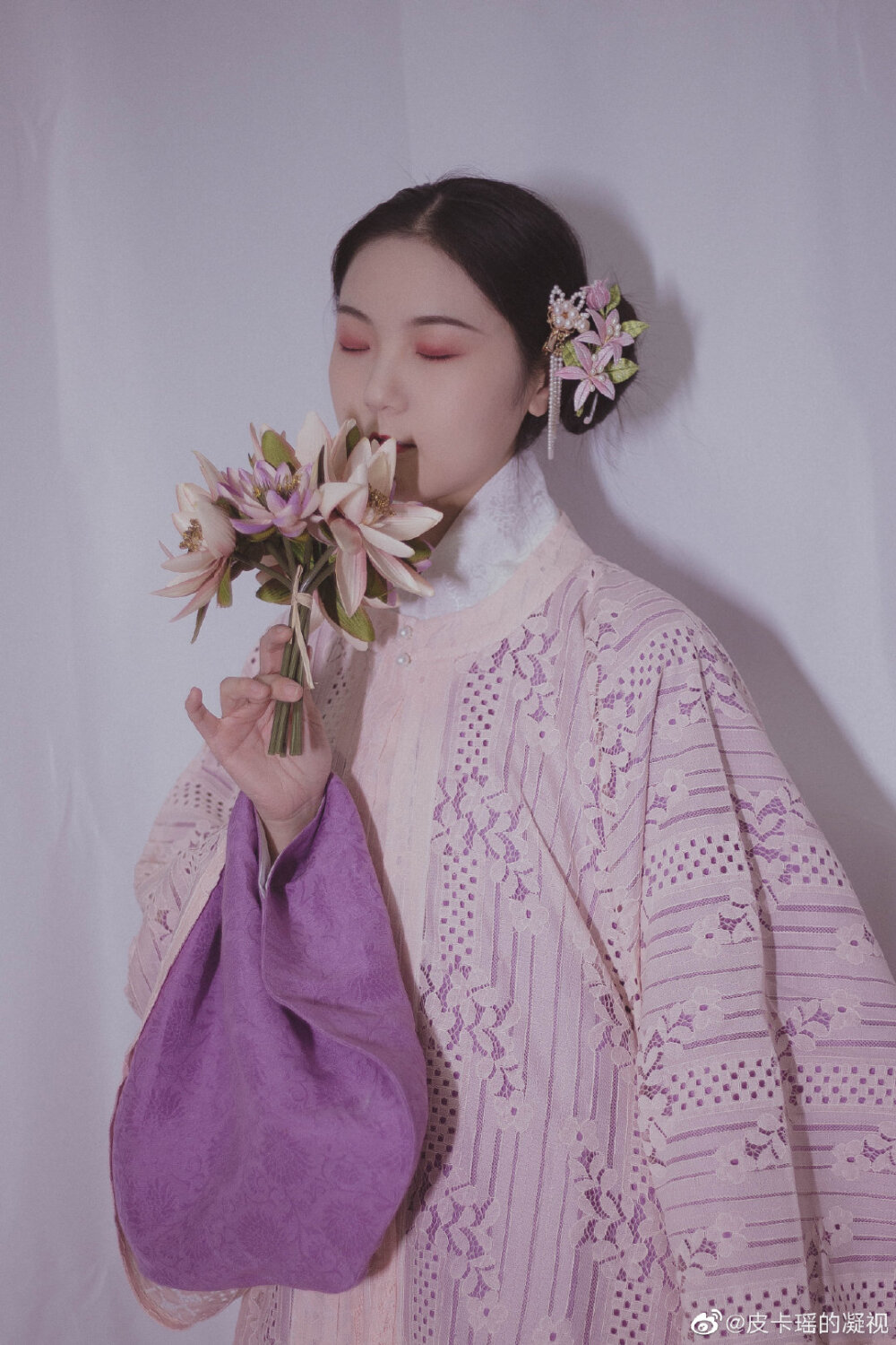 没有主题的突然更新 当是展示一下最近又精进了一点点的蚌珠头手法吧
——————————
上袄：来料（布料@平乐的杂货店 ）
半袖：来料
下裙：酡颜@卿铭传统服饰
缠花：@陆离安歌
梅花珠链：@霁月斋录
——————————
所以啥时候录梳头教程呢
cr@皮卡瑶的凝视